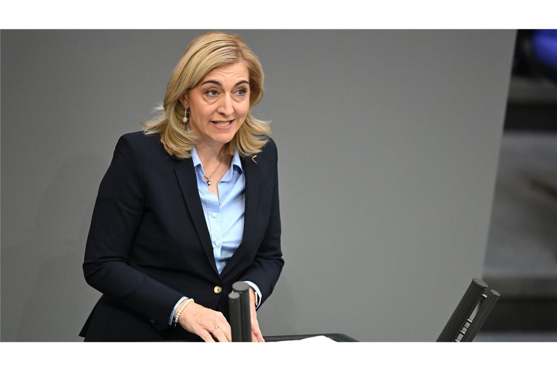 Nina Warken (CDU), Bundesministerin für Gesundheit, spricht zum GKV-Beitragssatzstabilisierungsgesetz im Plenarsaal im Bundestag.