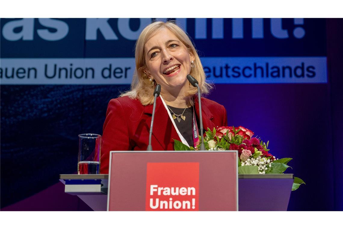 Warken ist neue Chefin der Frauen-Union Nina Warken jubelt beim 36. Bundesdelegiertentag der Frauen-Union der CDU nach ihrer Wahl zur Vorsitzenden.