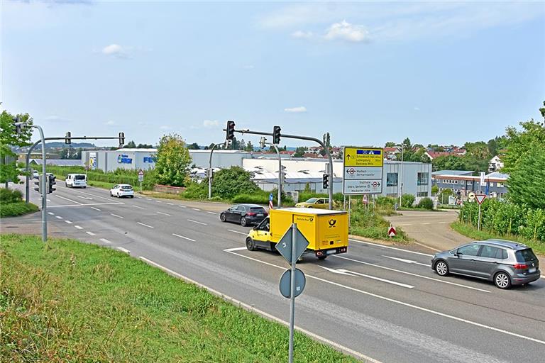 Nirgendwo sonst rückt die B-14-Baustelle so nahe an die bestehende Bebauung heran wie auf dem Abschnitt zwischen der Spritnase und den Bahnbrücken. Foto: Tobias Sellmaier