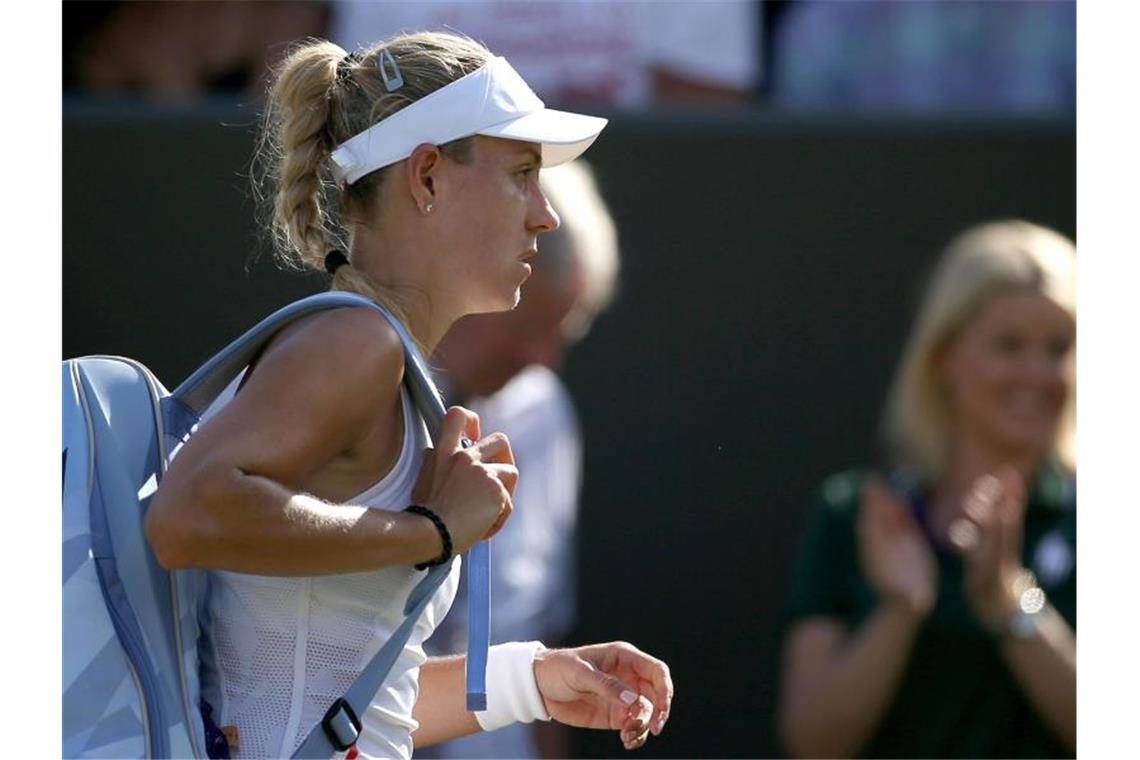 Fatales Wimbledon-Aus: Der rätselhafte Abschied von Kerber Nix wie weg: Angelique Kerber verlässt nach dem Aus in Wimbledon rasch den Platz. Foto: Steven Paston/PA Wire
