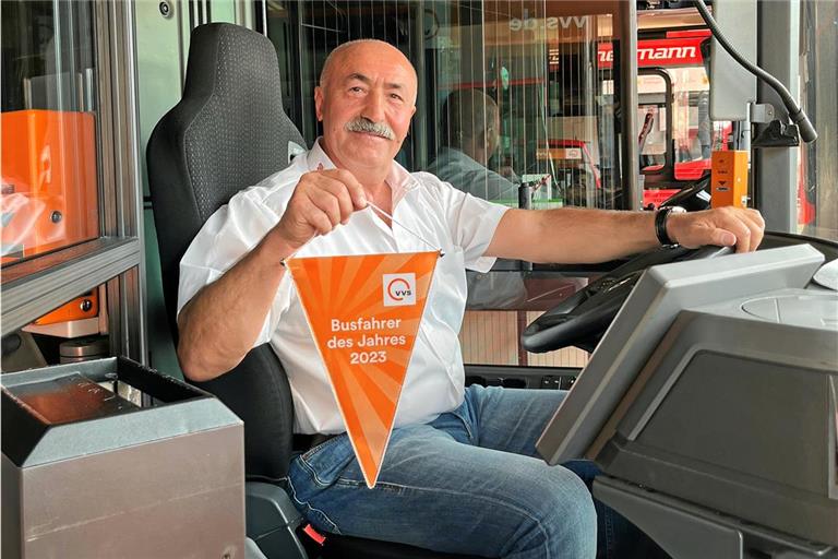 Niyazi Güleryüz geht fürsorglich mit den Fahrgästen um und hält dabei auch den Fahrplan ein. Foto: VVS