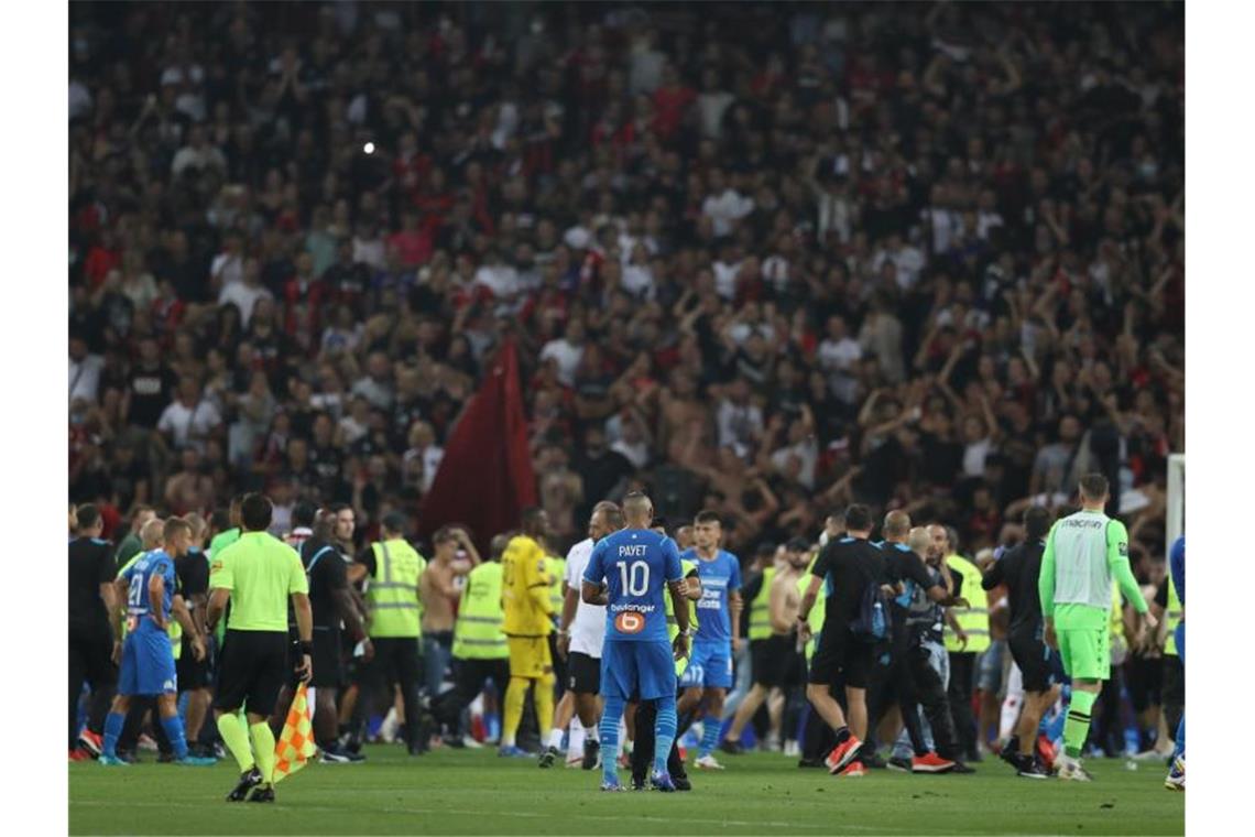 Nizza-Fans strömen gegen Olympique Marseille auf das Spielfeld. Foto: Jonathan Moscrop/CSM via ZUMA Wire/dpa