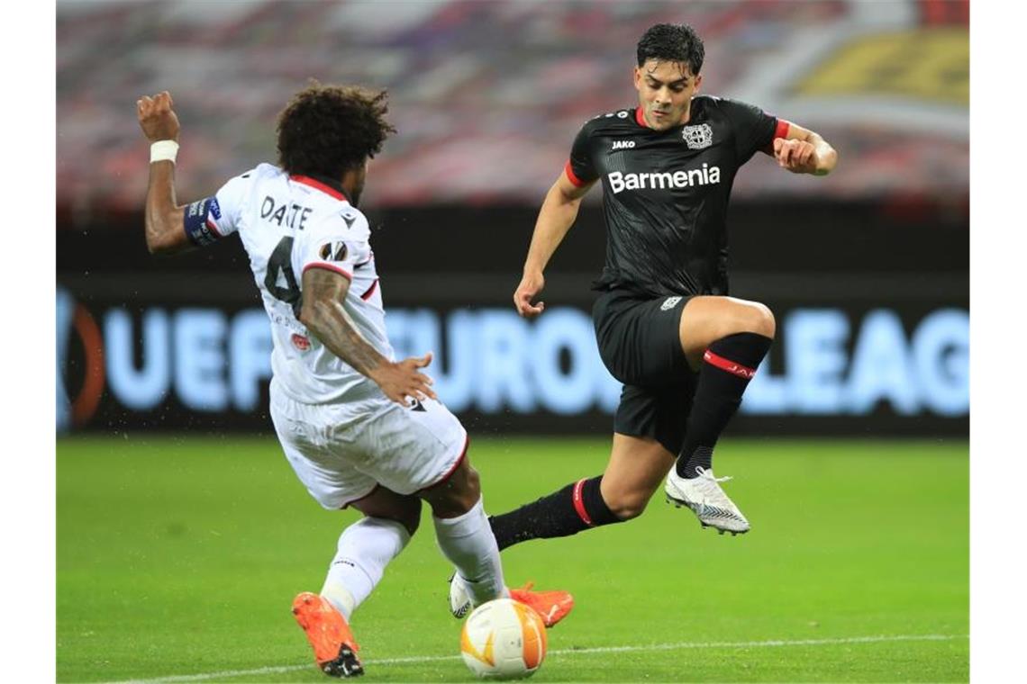 Nizza-Kapitän und Ex-Bundesliga-Profi Dante versucht Bayer-Torschütze Amiri vom Ball zu trennen. Foto: Wolfgang Rattay/Reuters-Pool/dpa