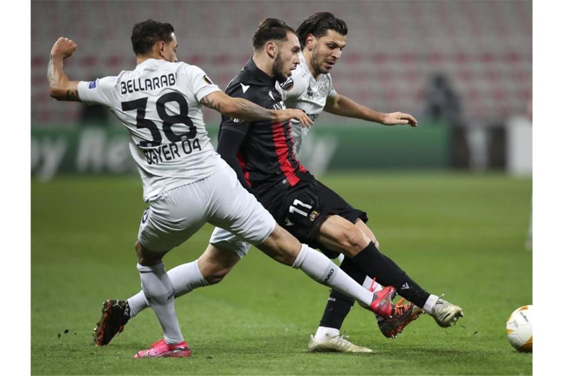 Nizzas Amine Gouiri (M) setzt sich gegen die Leverkusener Kaarim Bellarabi (l) und Aleksandar Dragovic durch. Foto: Daniel Cole/AP/dpa