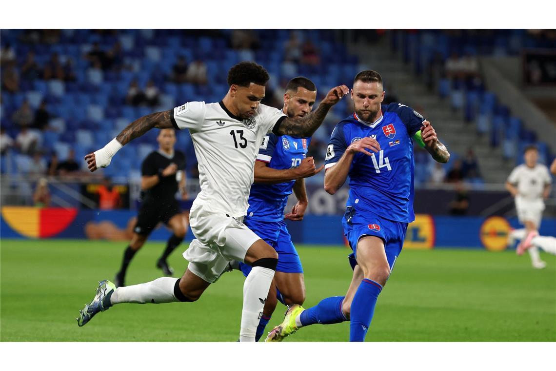Kimmich schützt Collins: Kann 100 Länderspiele machen Nnamdi Collins (l) konnte bei seinem Länderspiel-Debüt nicht liefern.