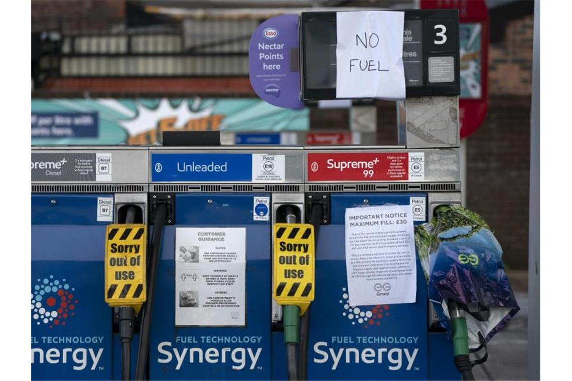 Kraftstoffmangel: Britische Armee in Bereitschaft „No Fuel“ (Kein Kraftstoff) heißt es an vielen Zapfsäulen in Großbritannien. Foto: Jon Super/AP/dpa