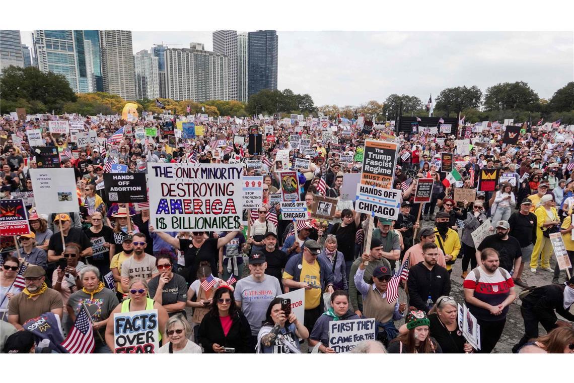 Millionen Menschen gehen in den USA gegen Donald Trump auf die Straße „No Kings“-Protest in Chicago, Illinois