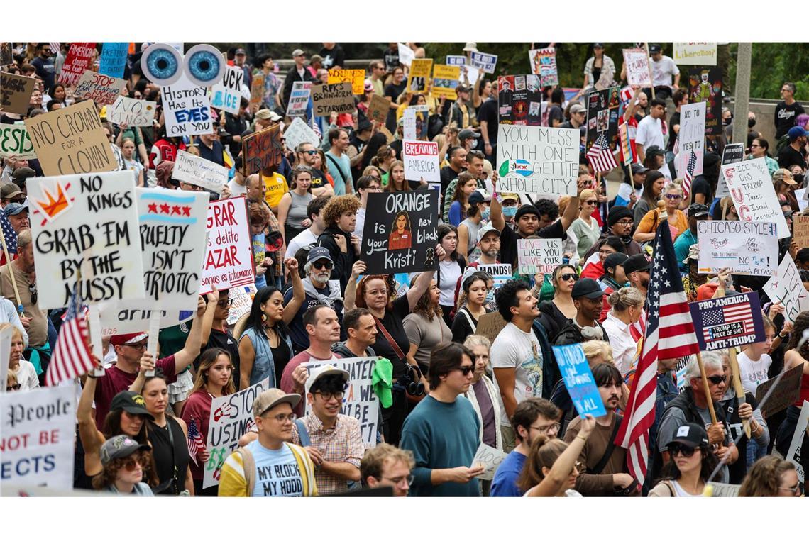 Millionen Menschen gehen in den USA gegen Donald Trump auf die Straße „No Kings“-Protest in Chicago, Illinois