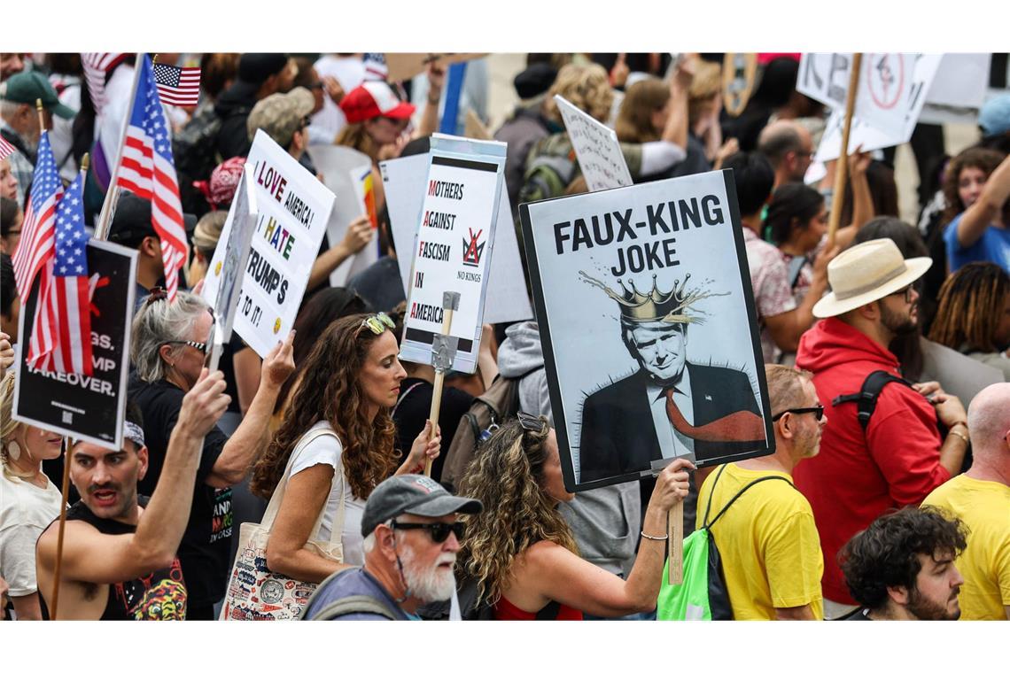 Millionen Menschen gehen in den USA gegen Donald Trump auf die Straße „No Kings“-Protest in Chicago, Illinois