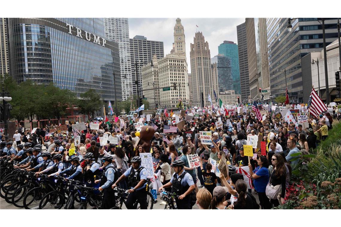 Millionen Menschen gehen in den USA gegen Donald Trump auf die Straße „No Kings“-Protest in Chicago, Illinois