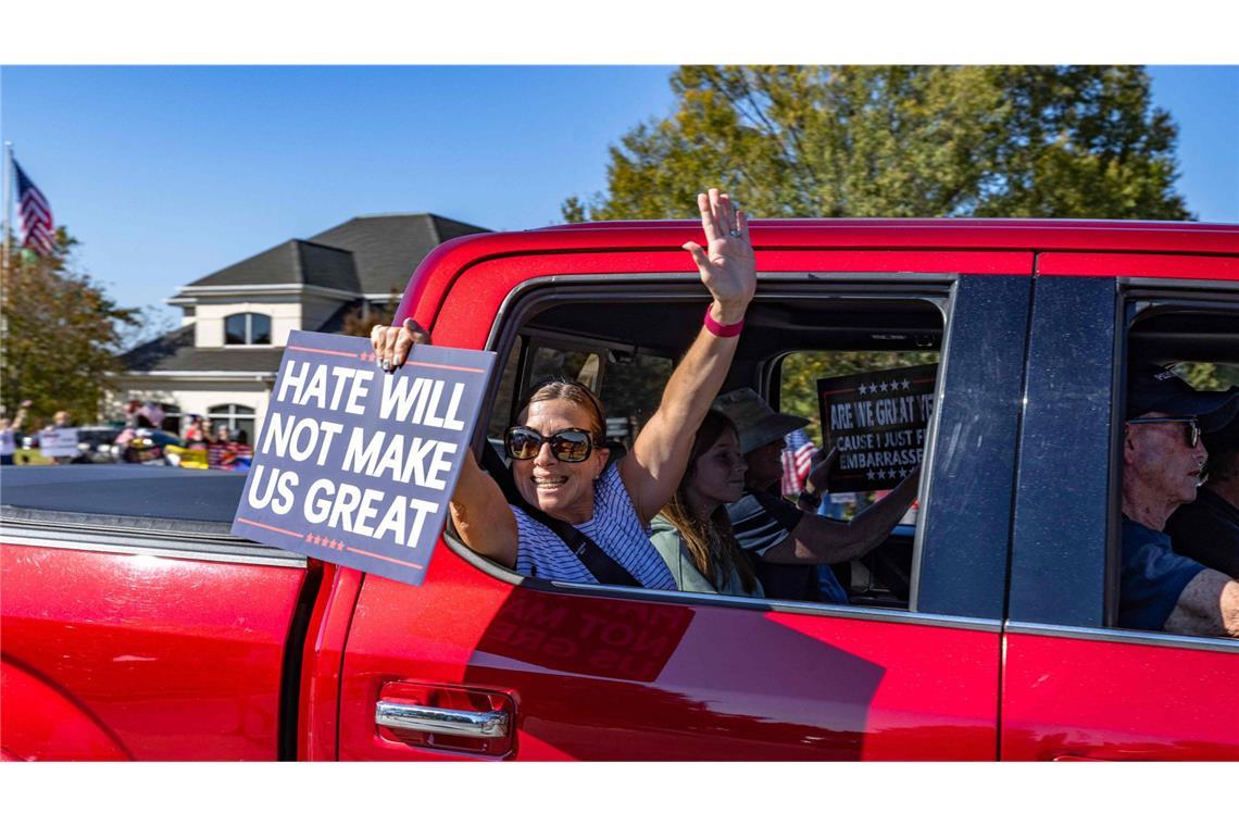 Millionen Menschen gehen in den USA gegen Donald Trump auf die Straße „No Kings“-Protest in Cornelius, North Carolina