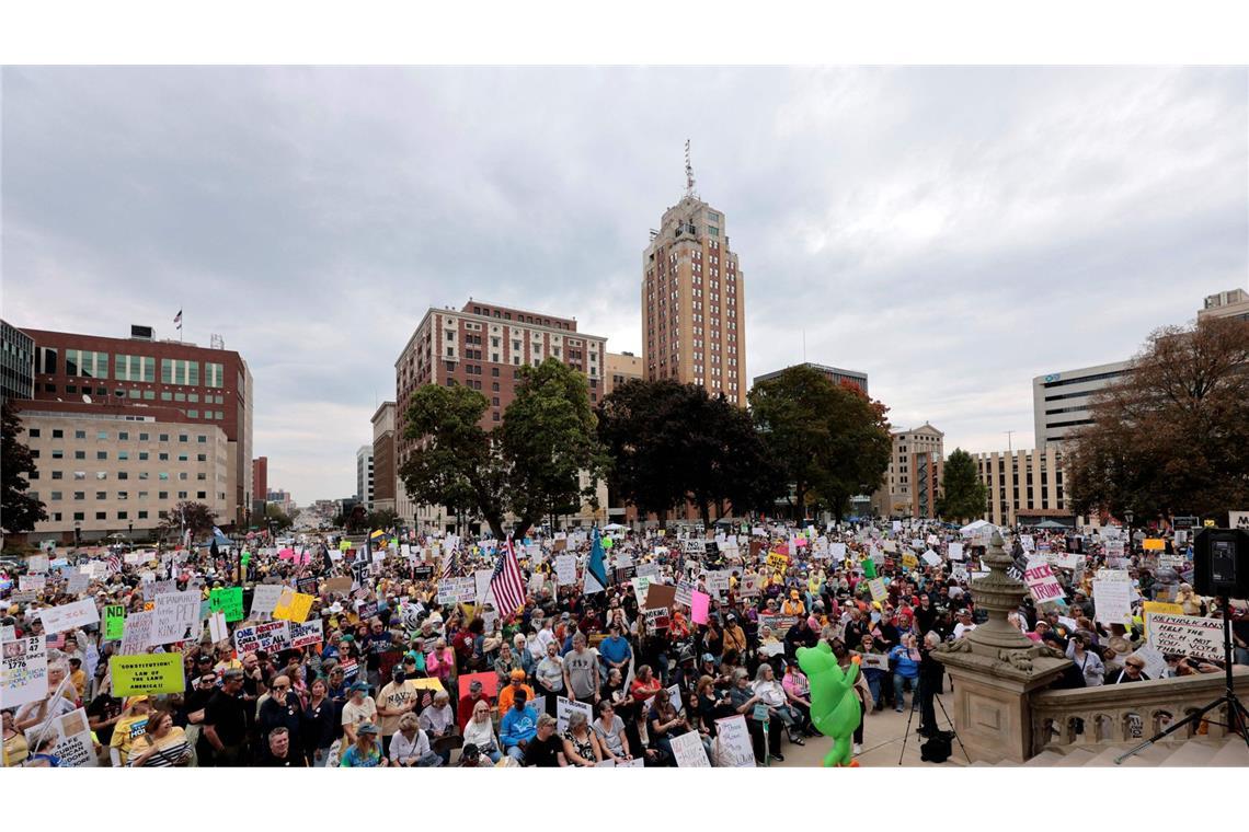 Millionen Menschen gehen in den USA gegen Donald Trump auf die Straße „No Kings“-Protest in Landing, Michigan