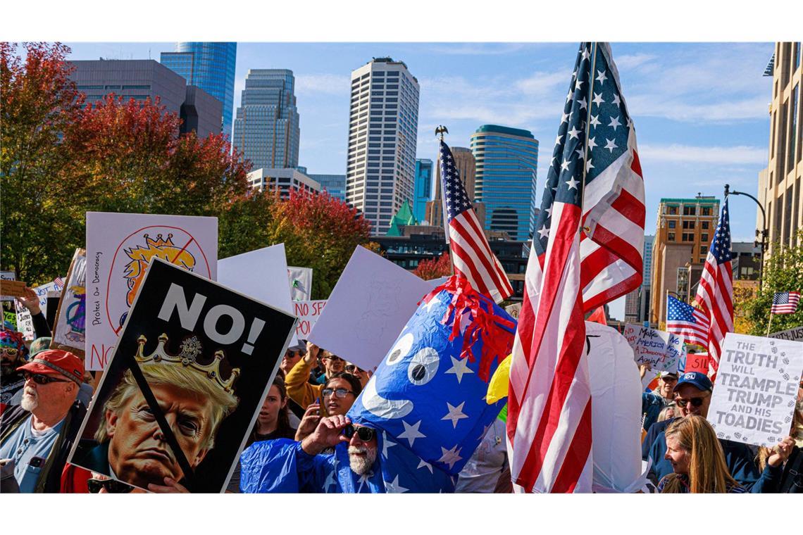 Millionen Menschen gehen in den USA gegen Donald Trump auf die Straße „No Kings“-Protest in Minneapolis, Minnesota