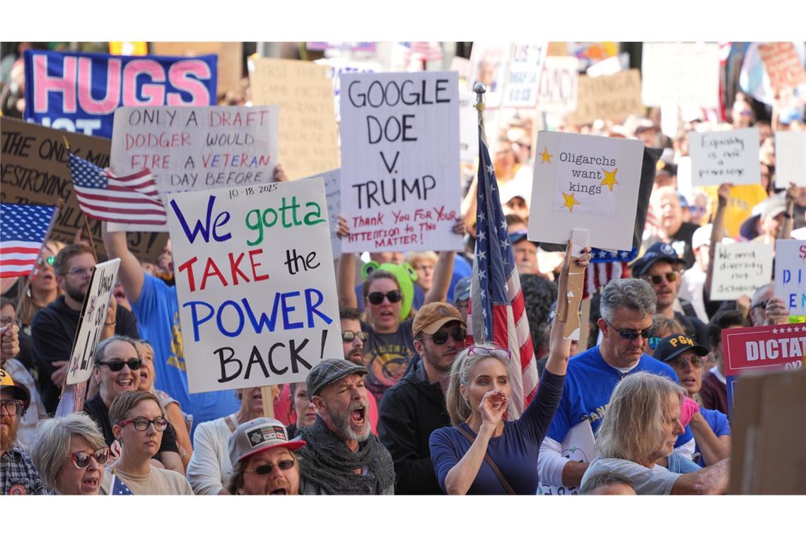 Millionen Menschen gehen in den USA gegen Donald Trump auf die Straße „No Kings“-Protest in Pittsburgh, Pennsylvania