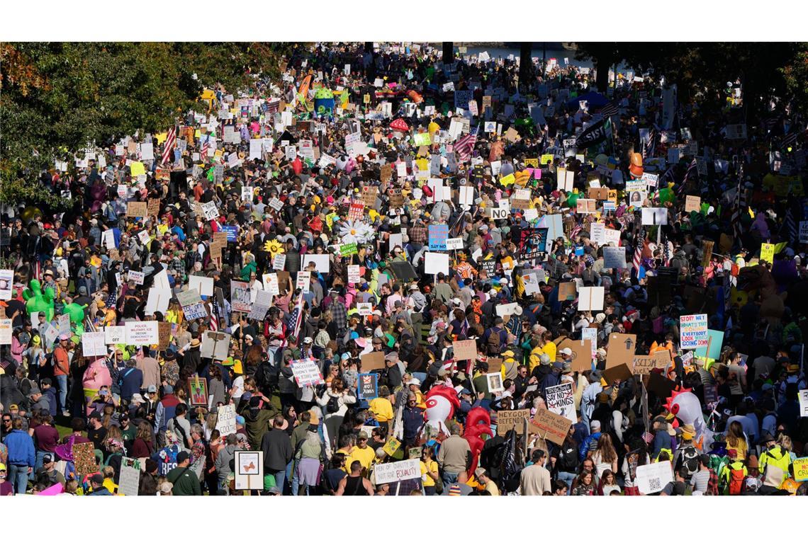 Millionen Menschen gehen in den USA gegen Donald Trump auf die Straße „No Kings“-Protest in Portland, Oregon