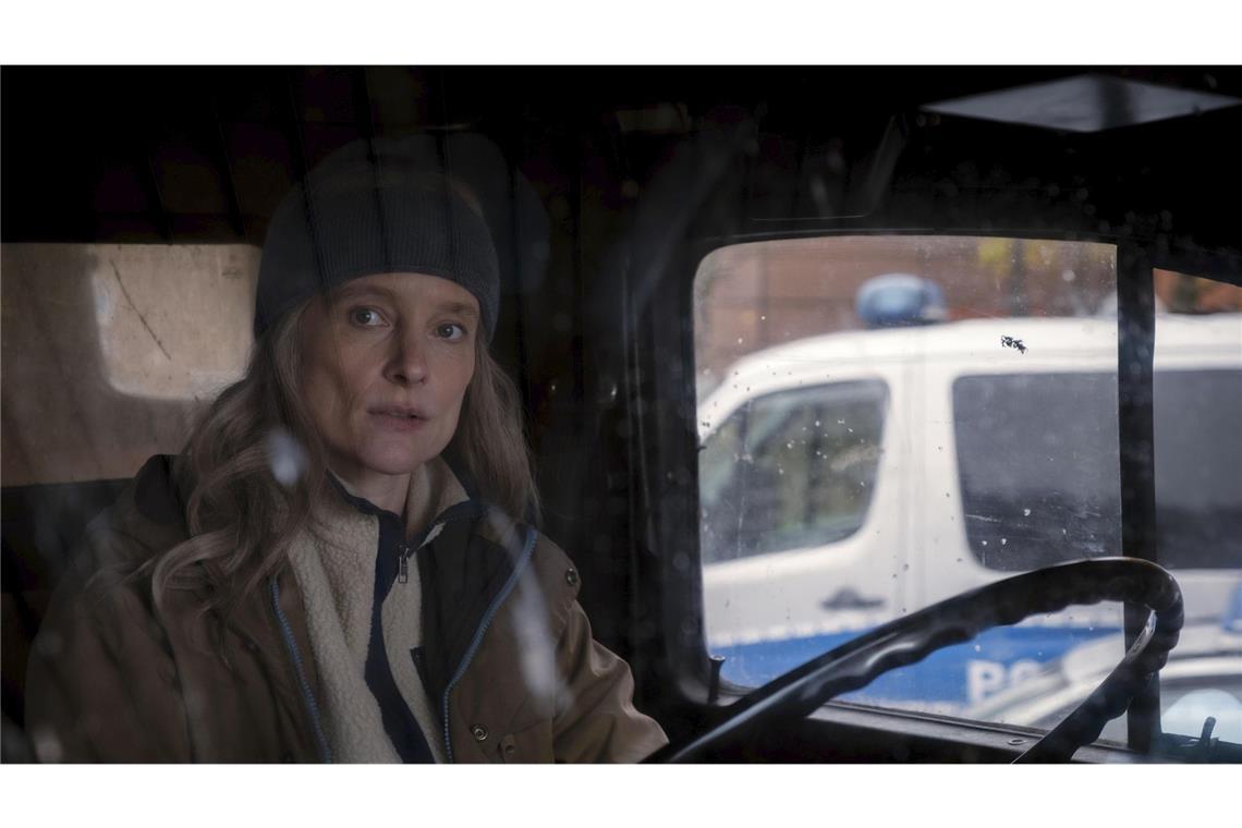 Noah ist Kunde der Wildnislehrerin Dara Kimmerer (Anne Ratte-Polle, Bild) – die Professorin führt Menschen zu Selbsterfahrungszwecken auf Wildniswanderungen.