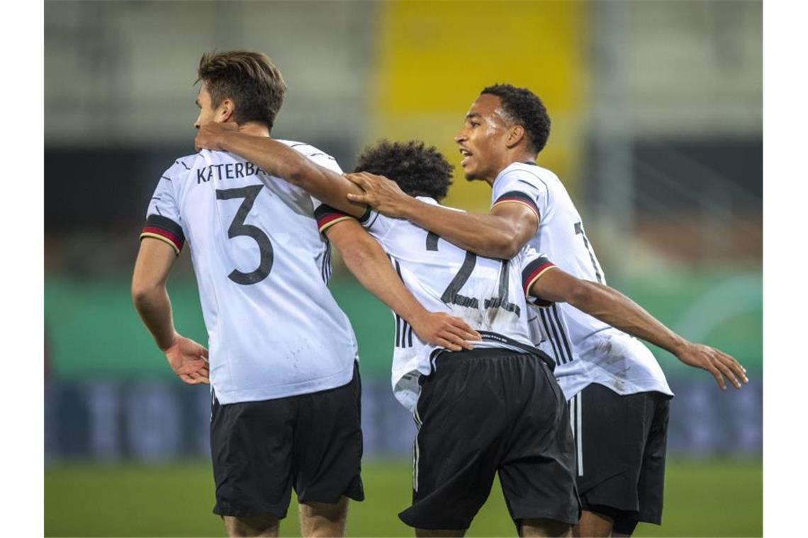 Noah Katterbach (l-r), Kevin Schade und Malik Tillman jubeln nach dem Tor zum 2:2 gegen Israel. Foto: David Inderlied/dpa