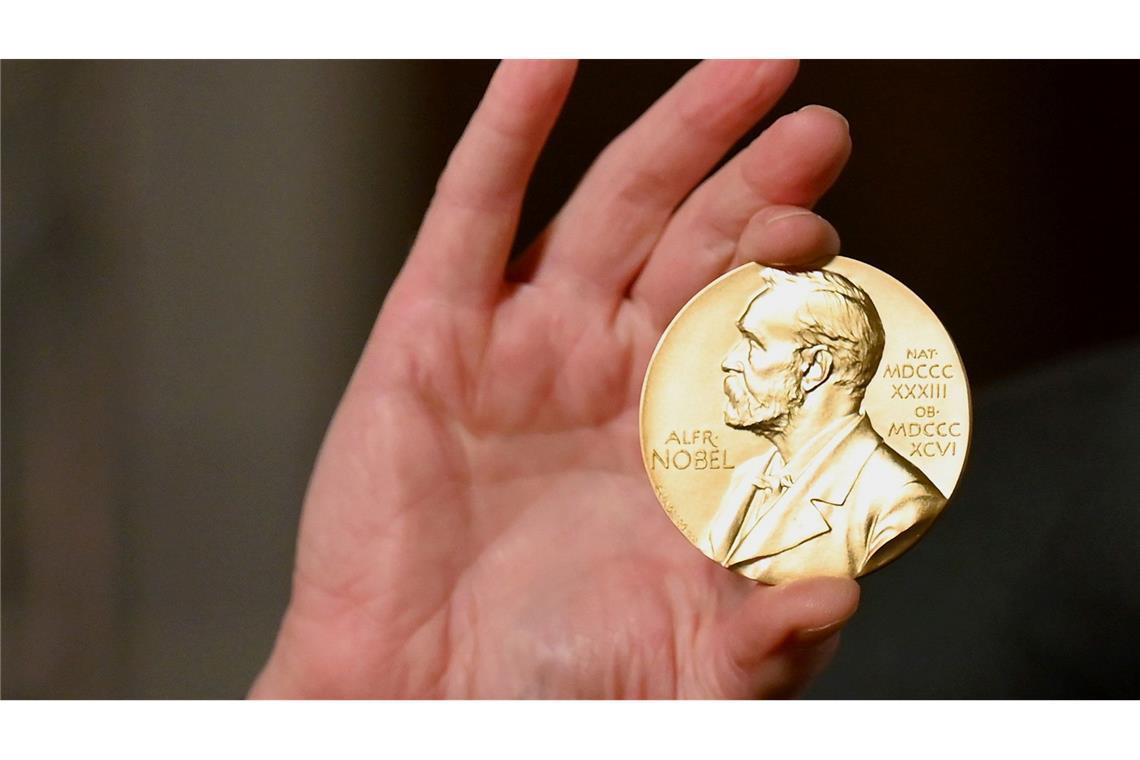 Tunneln gibt es nicht nur beim Fußball Nobelpreise können eine komplizierte Angelegenheit sein. (Illustration)