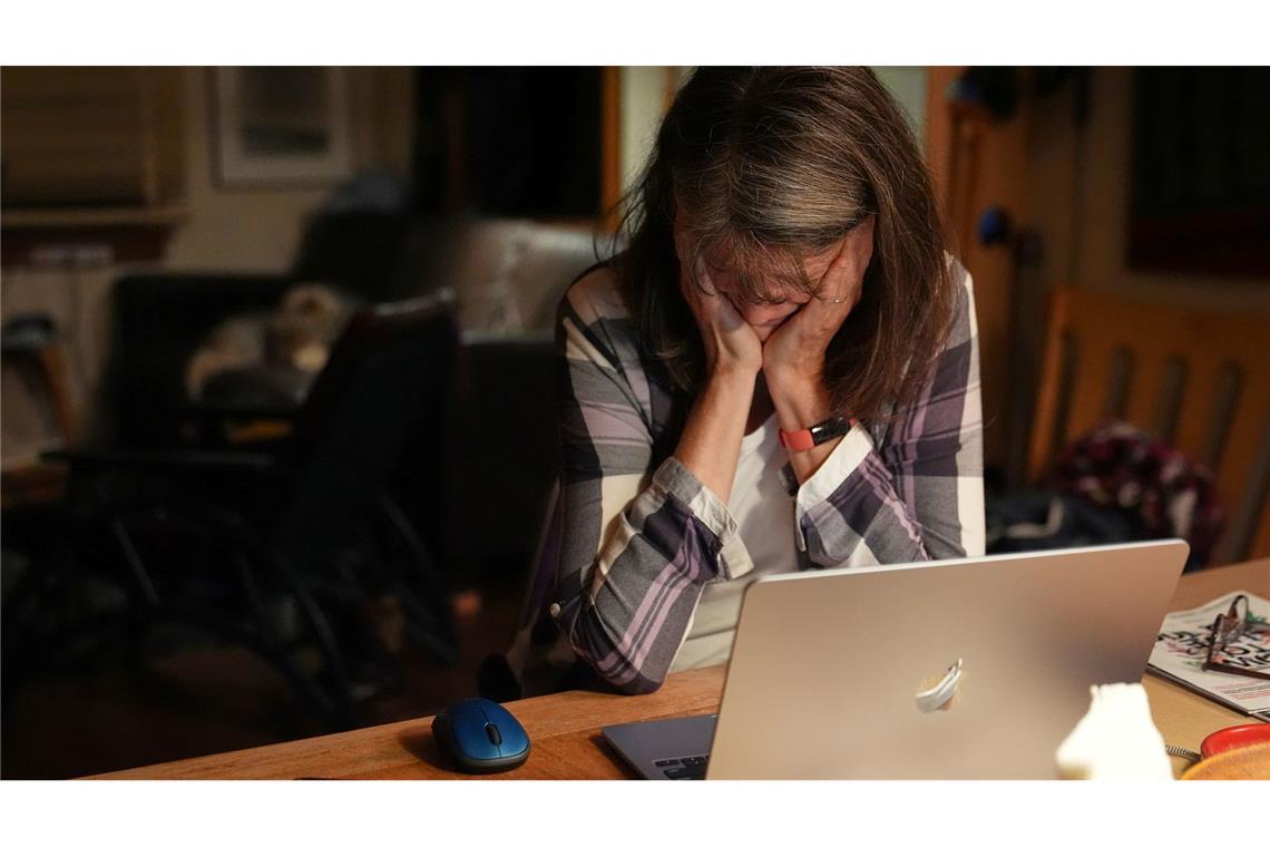 Nobelpreisträgerin Brunkow wird in den USA mitten in der Nacht von Fotografen zuhause überrascht.