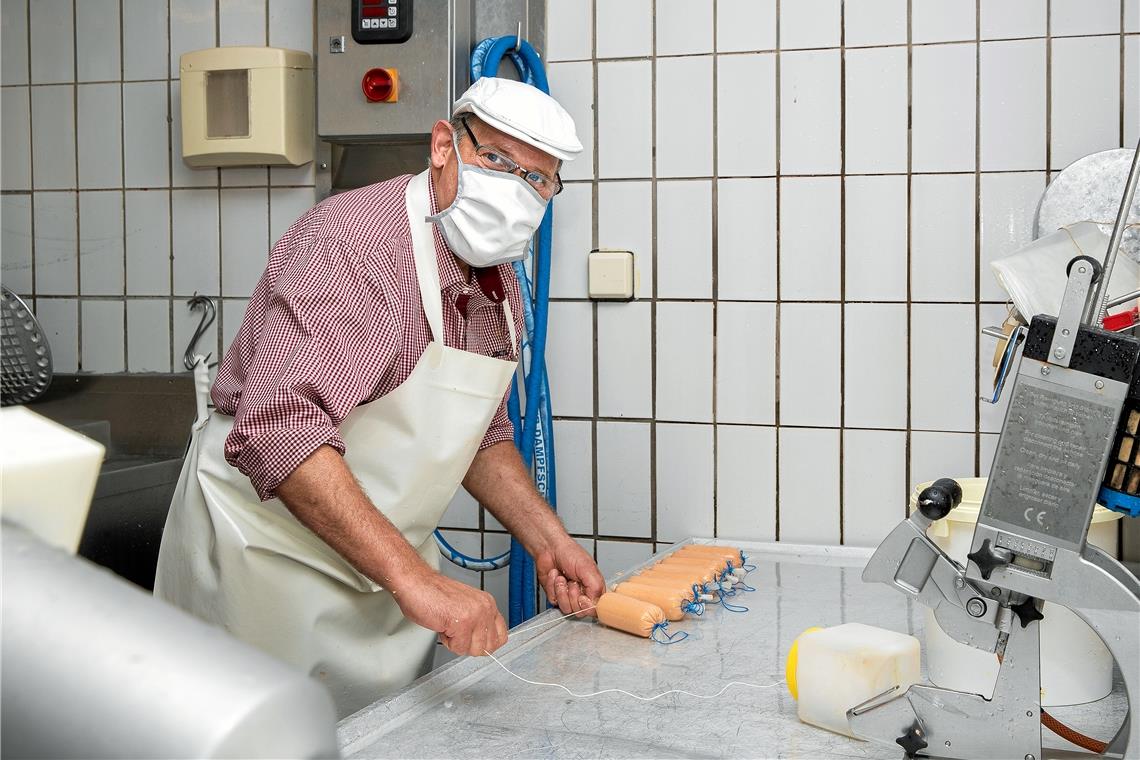 Noch alles von Hand: Volker Rupp bei der Mettwurstabfüllung.