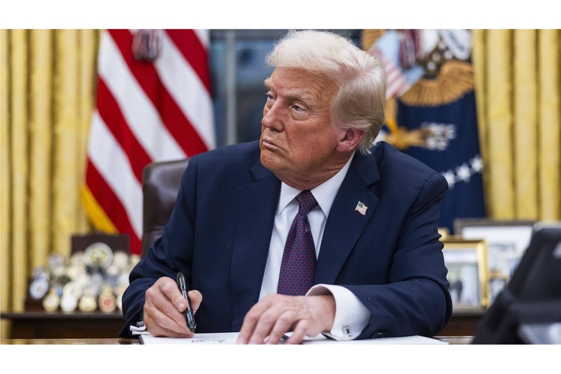So reagiert die deutsche Politik auf Trumps erste Amtshandlungen und Pläne Noch am Tag seiner Amtseinführung unterzeichnete der neue US-Präsident Donald Trump die ersten Dekrete.