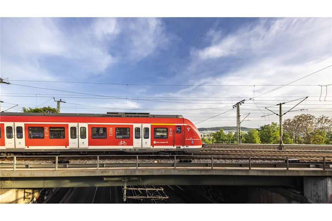 Rucksack im Zug: Mann springt auf fahrende Regionalbahn Noch an der Ausfahrt hielt der Zug wieder an. (Symbolbild)