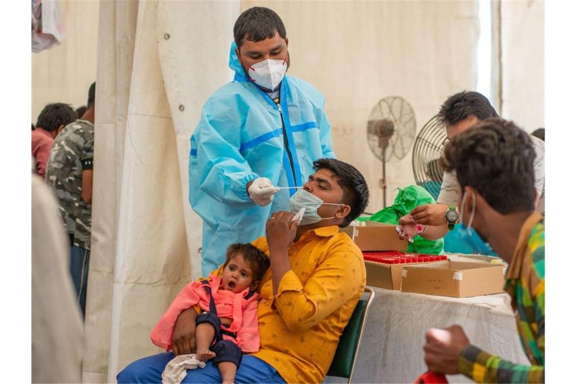 Indien: Erstmals mehr als 100.000 Corona-Fälle an einem Tag Noch Anfang des Jahres gab es in Indien teilweise weniger als 10.000 erfasste Fälle pro Tag - mittlerweile explodieren die Zahlen. Foto: Pradeep Gaur/SOPA Images via ZUMA Wire/dpa