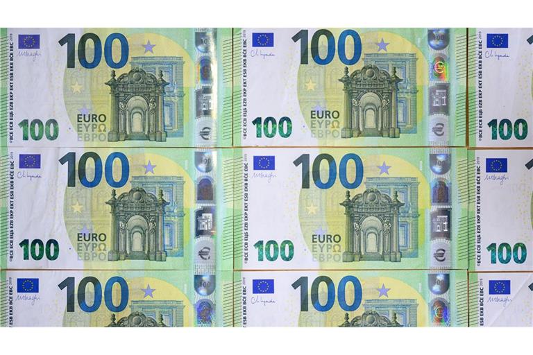 Noch bezahlen viele Menschen mit Bargeld, doch die Tendenz geht zum digitalen Bezahlen. Auch deshalb will die EZB den digitalen Euro einführen.