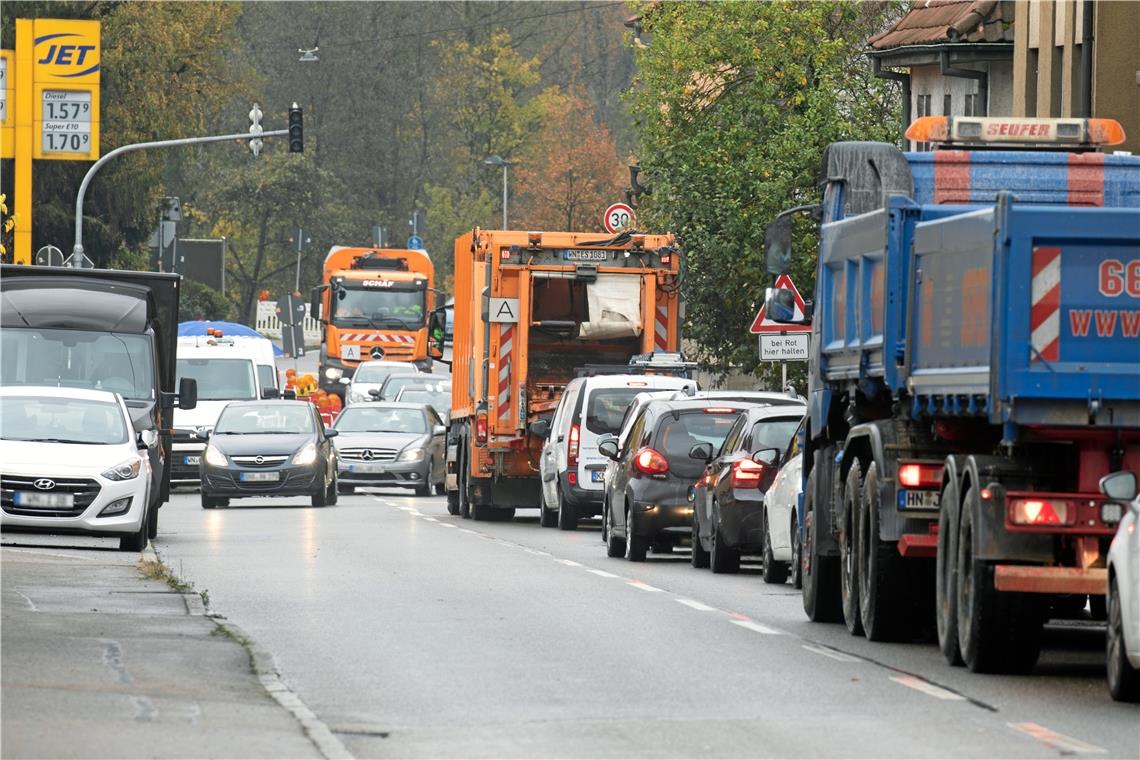 In Oppenweiler staut sich der Verkehr Noch bis Mitte November müssen sich Verkehrsteilnehmende in Oppenweiler auf Stau einstellen. Foto: A. Becher