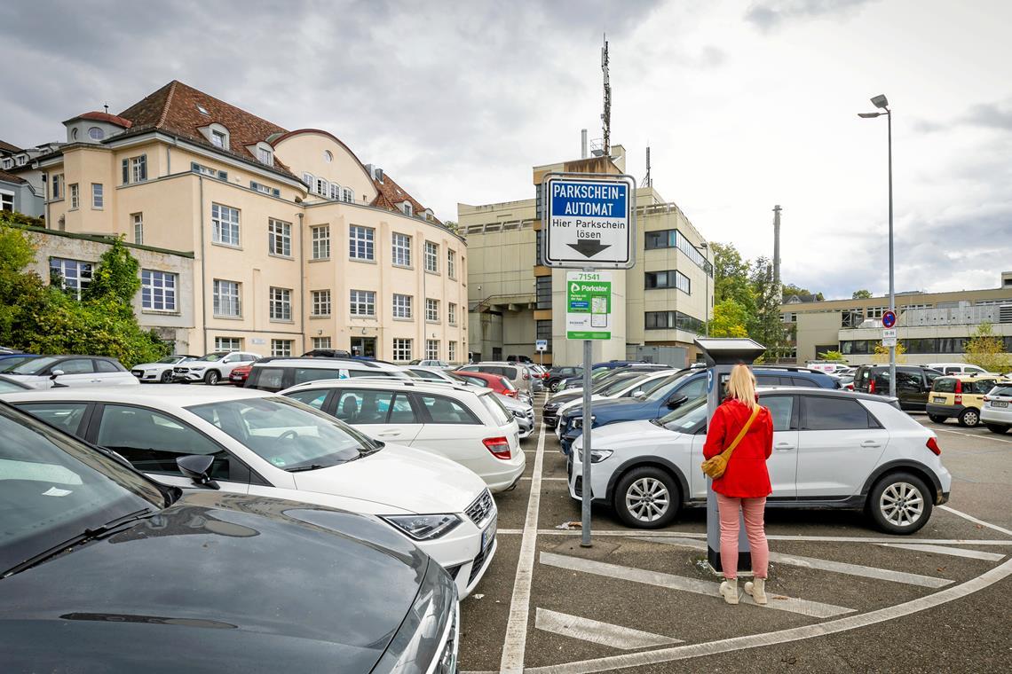 Noch dominiert das Auto das Mobilitätsverhalten der Backnanger mit all seinen Nachteilen, zu denen unter anderem auch versiegelte Parkflächen gehören. Foto: Alexander Becher