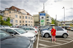 Noch dominiert das Auto das Mobilitätsverhalten der Backnanger mit all seinen Nachteilen, zu denen unter anderem auch versiegelte Parkflächen gehören. Foto: Alexander Becher