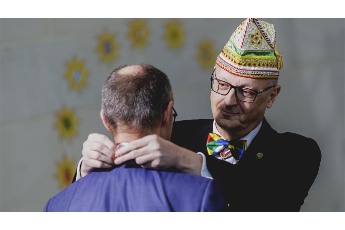 Noch ein Orden: Friedrich Merz (li.) wird von Klaus Ludwig Fess, Präsident des Bund Deutscher Karneval e.V., am 3. Februar 2026 im Rahmen des traditionellen Karnevalempfangs im Bundeskanzleramt in Berlin der Jecken-Ehrenorden verliehen.