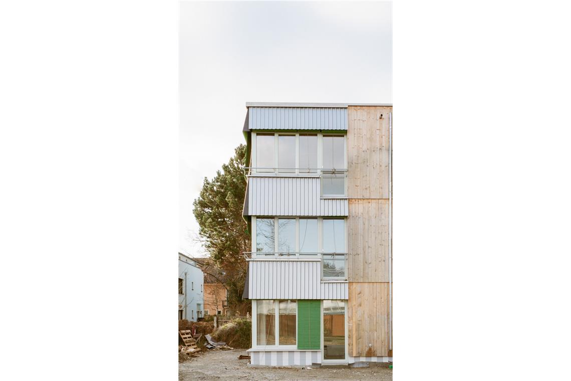 Noch ein Wohnprojekt: „Das robuste Haus“ in München von etal ArchitektInnen (München). Mehrgenerationenwohnen ist hier ermöglicht: „Mit Unterstützung des Mietshäuser Syndikats und der Stadt München ist hier ein Ort entstanden, nach dem sich viele Menschen sehnen: ein solidarisches, lebendiges Zuhause mit Modellcharakter für die Stadt von morgen“,  lobte die Jury.