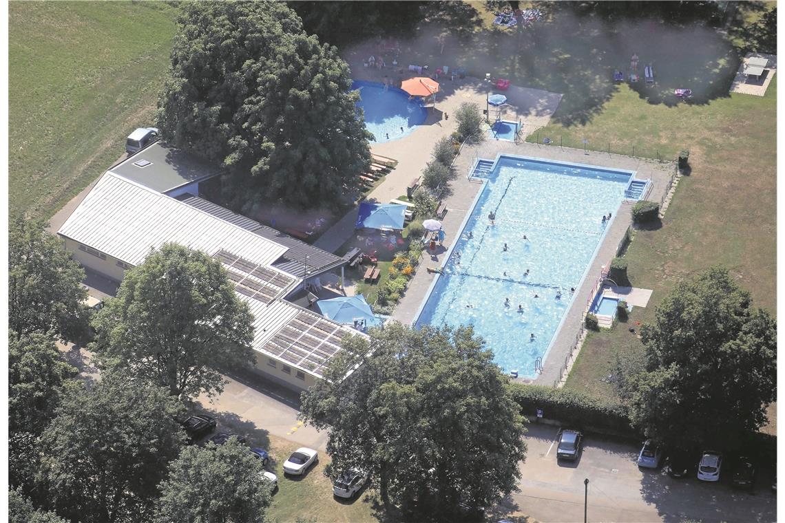 Jubel in Burgstetten Noch eine Saison muss das kleine aber feine und extrem marode Familienbad in Erbstetten durchhalten, dann wird es im Herbst saniert.Foto: F. Muhl