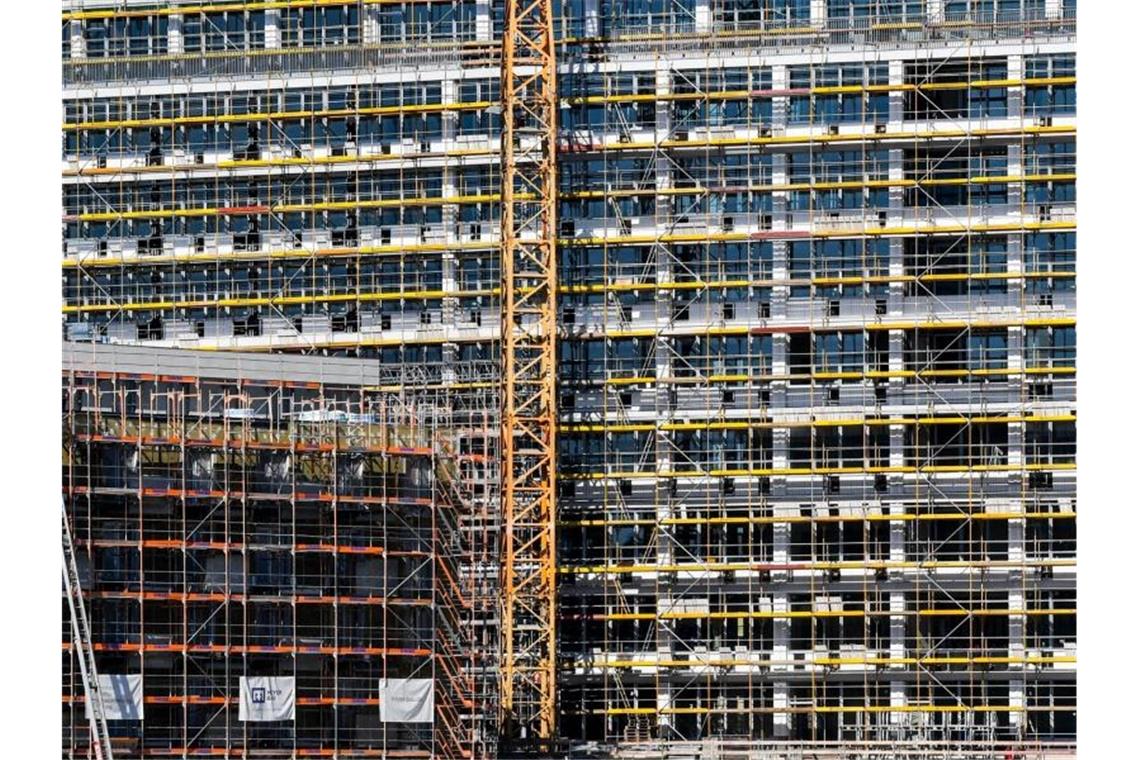 Noch eingerüstete Neubauten sind zu sehen. Foto: Jens Kalaene/dpa-Zentralbild/dpa