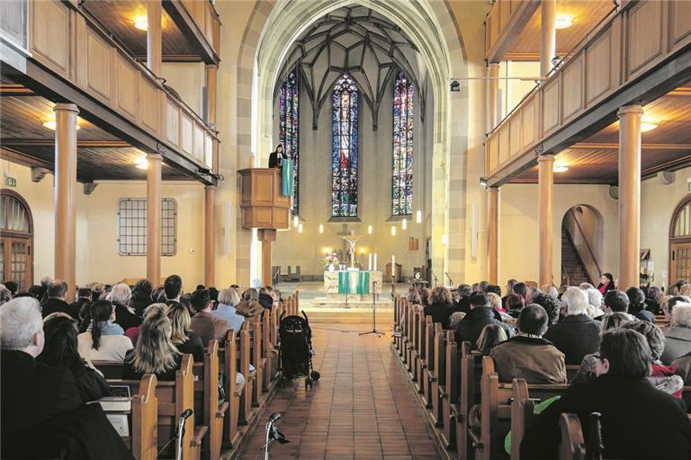 Noch einmal alle beisammen: Beim letzten Gottesdienst vor der Renovierung waren die Reihen der Stiftskirche gut gefüllt. Fotos: A. Becher