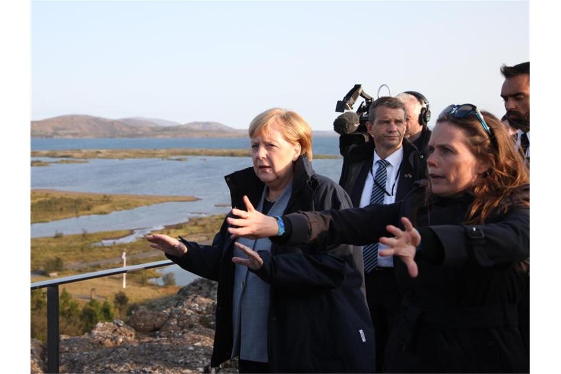 Noch einmal in der Rolle der „Klimakanzlerin“? Angela Merkel im Thingvellir-Nationalpark mit der isländischen Ministerpräsidentin Katrín Jakobsdóttir (r.). Foto: Steffen Trumpf