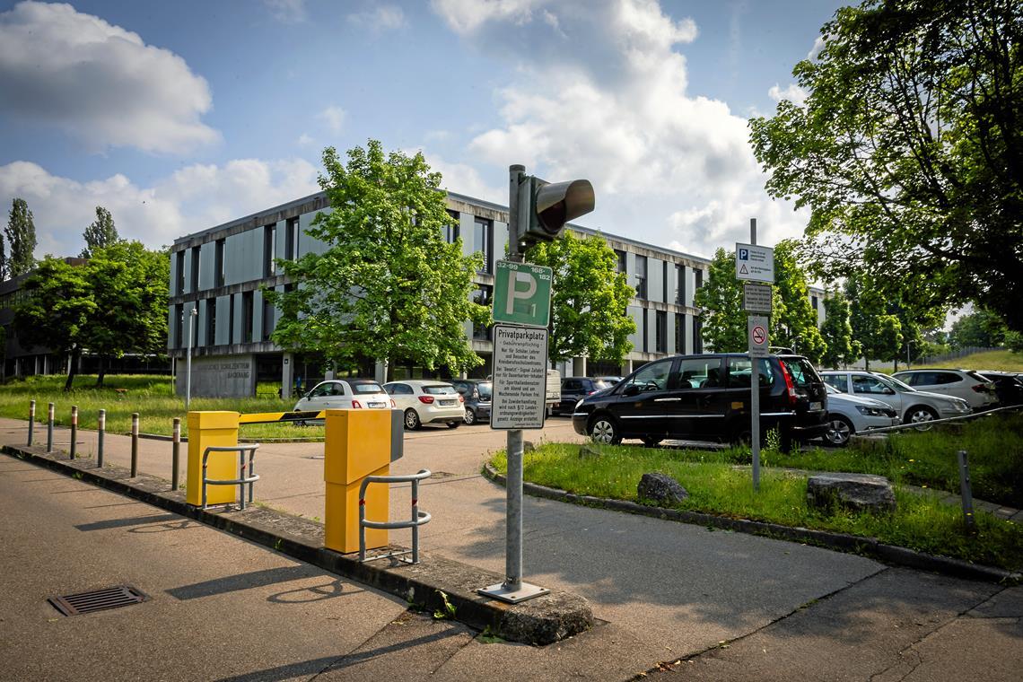 Parken an der Berufsschule Backnang wird teurer Noch erfolgt die Einfahrt zum Parkplatz am Backnanger Berufsschulzentrum durch eine Schranke. Das soll sich ändern. Foto: Alexander Becher