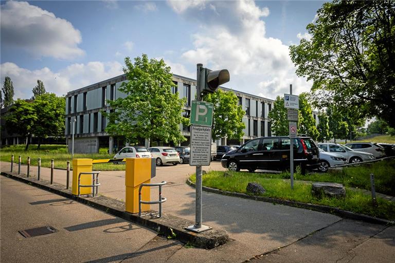 Noch erfolgt die Einfahrt zum Parkplatz am Backnanger Berufsschulzentrum durch eine Schranke. Das soll sich ändern. Foto: Alexander Becher