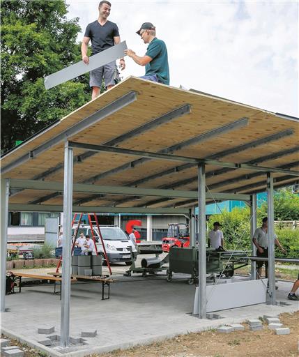 Noch erkennt man die E-Tankstelle nicht als solche. Gestern wurde am Dach gearbeitet, die Ladesäulen kommen im Laufe der nächsten Woche. Foto: A. Becher
