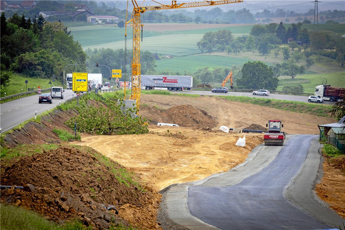 Provisorische Zufahrt zum Backnanger Schützenhaus ist asphaltiert Noch fehlen die Markierungen und sonstigen Verkehrssicherungen an der Straße. Foto: Alexander Becher