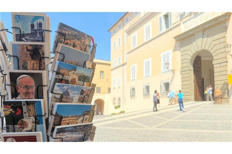 Noch fehlen vor dem Papstpalast in Castel Gandolfo die Postkarten mit Leo XIV.