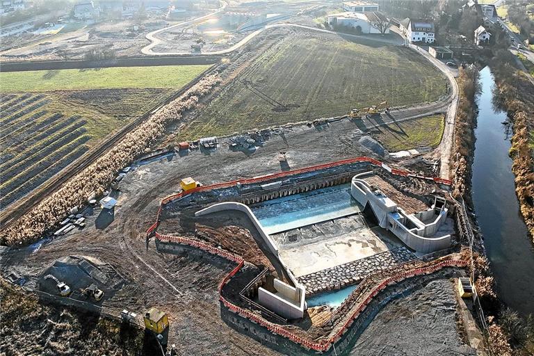 Noch fließt die Murr am Schlauchwehr vorbei. Sobald der Fluss umgebettet ist, wird das Wasserkraftwerk der Rüflensmühle über einen Kanal, der rechts am Wehr abgeht, gespeist.