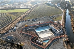 Noch fließt die Murr am Schlauchwehr vorbei. Sobald der Fluss umgebettet ist, wird das Wasserkraftwerk der Rüflensmühle über einen Kanal, der rechts am Wehr abgeht, gespeist.