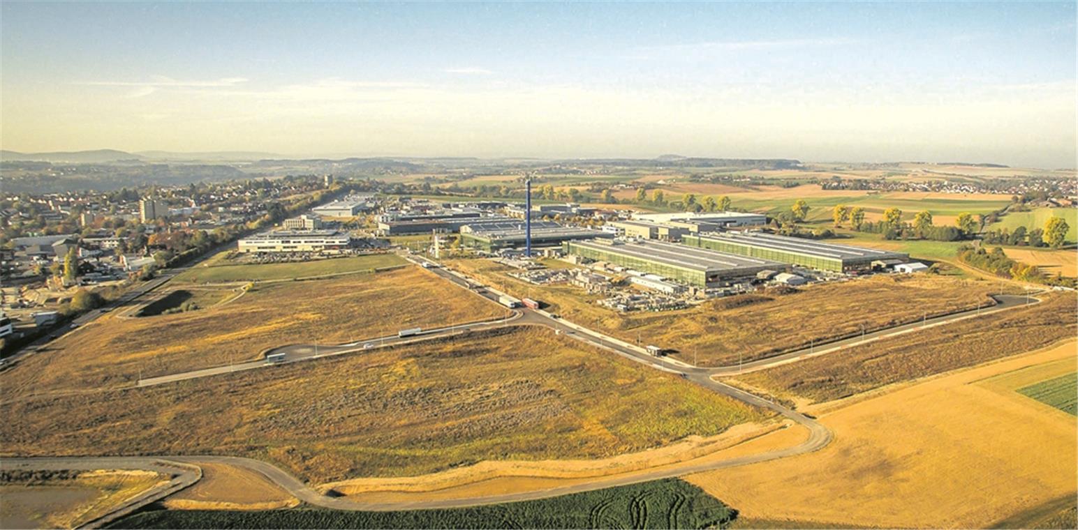 Keine Eile in den Lerchenäckern Noch führen die neuen Straßen in den Lerchenäckern ins Nichts, aber spätestens im nächsten Frühjahr wollen die ersten Firmen hier ihre Bauprojekte starten. Foto: A. Becher
