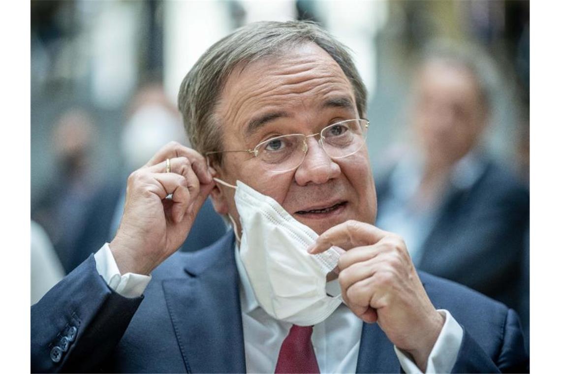 Video zeigt Laschet kurz ohne Maske im Imbiss Noch fünf Wochen bis zur Bundestagswahl - und der Umfragetrend für Unionskandidat Armin Laschet zeigt nur in eine Richtung. Foto: Michael Kappeler/dpa