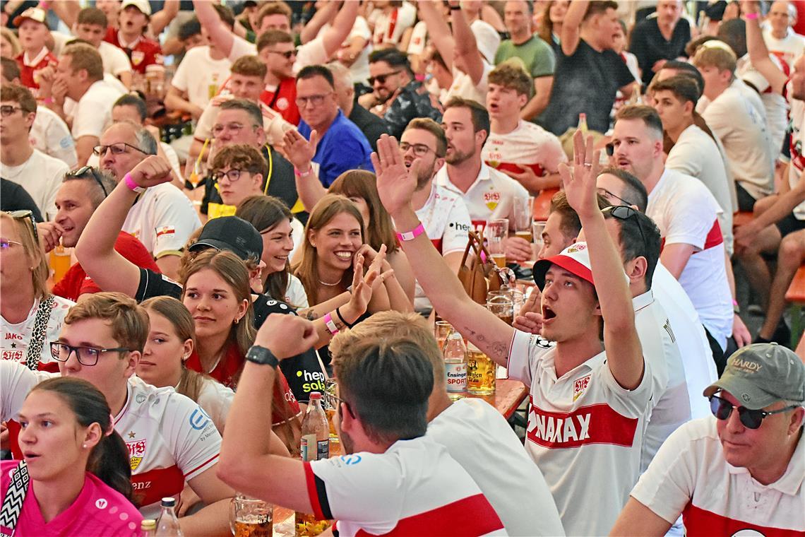 Noch geben die vielen VfB-Fans auf dem Ebersberg die Hoffnung nicht auf. Die Ebe...