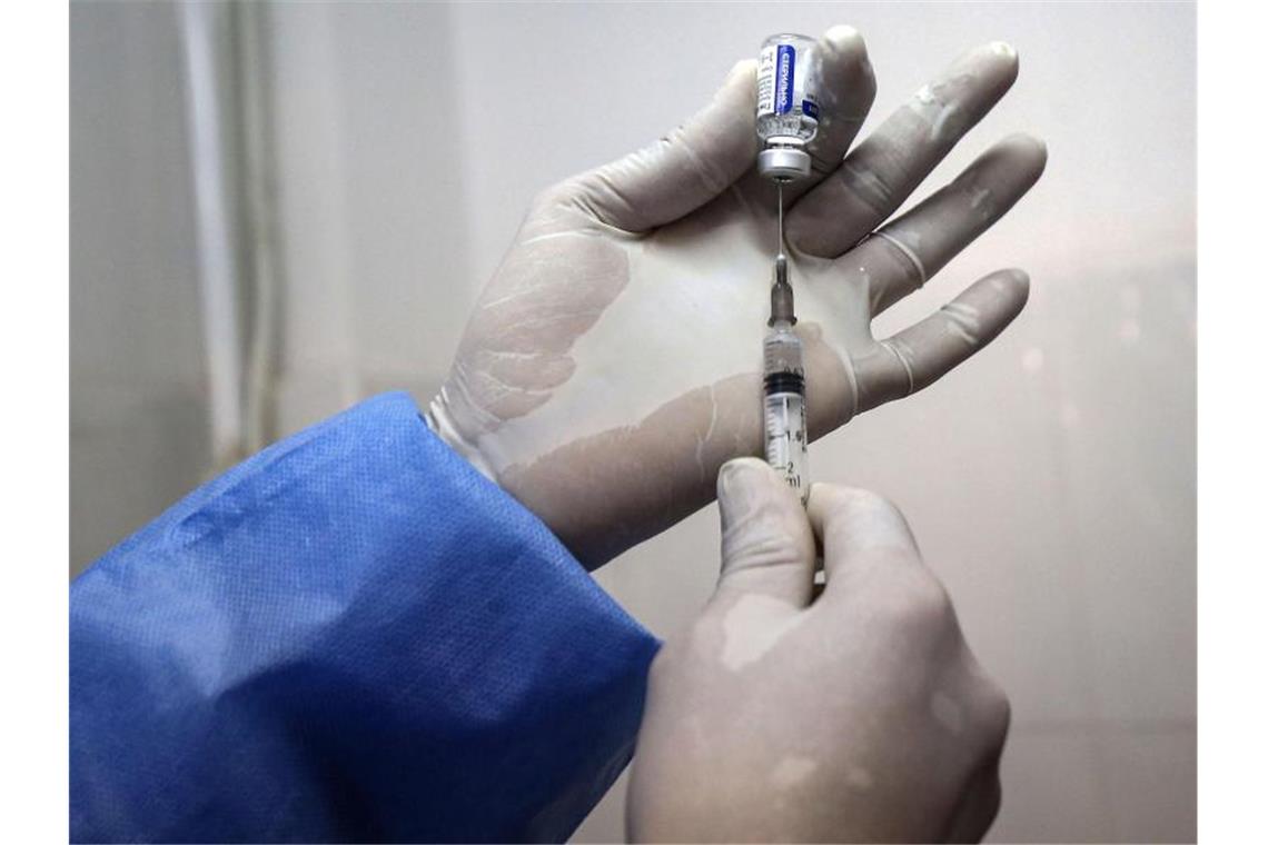 In der WTO tobt Streit um Patente auf Impfstoffe Noch gibt es weltweit zu wenige Impfdosen gegen das Coronavirus. Das liegt auch daran, dass die produzierenden Pharmakonzerne ihre Patente eifersüchtig hüten. Foto: Farouk Batiche/dpa