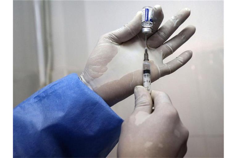 Noch gibt es weltweit zu wenige Impfdosen gegen das Coronavirus. Das liegt auch daran, dass die produzierenden Pharmakonzerne ihre Patente eifersüchtig hüten. Foto: Farouk Batiche/dpa