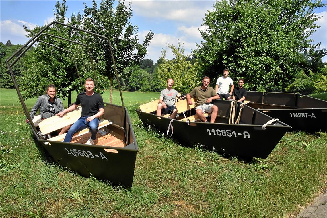 Noch haben sie keine Handbreit Wasser unterm Kiel, die drei selbst gebauten Boote von Kevin Geißler und Michael Schwarz (Boot I), Axel Bauer und Martin Koschinat (Boot III) sowie in Boot II Julian Hofer und Marco Dell’Oso (von links). Der erste gemeinsame Stapellauf in den Neckar nur wenige Stunden nach dem Fototermin verlief erfolgreich. Foto: Tobias Sellmaier